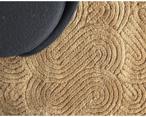 Teppich mit Muster und einem Teil eines Sitzmöbels