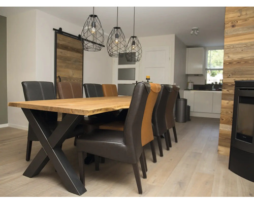 Esszimmer mit Esstisch aus Holz, Stühlen und Pendelleuchten