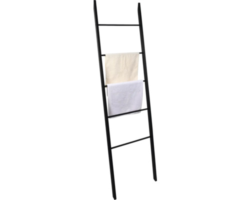 Schwarze Handtuchleiter mit zwei Handtüchern