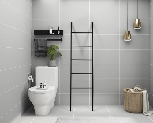 Modernes Badezimmer mit Toilette, Handtuchhalter, Leiter, Wäschekorb und Hängelampen.