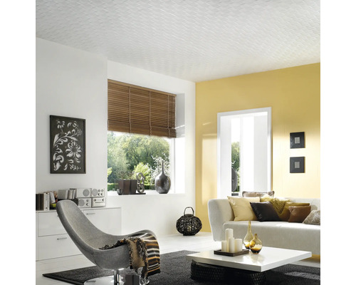 Wohnzimmer mit Deckenpaneelen und moderner Einrichtung