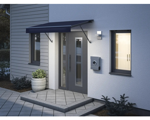 Eingangsbereich eines Hauses mit Vordach, Haustür, Briefkasten, Außenlampe und Fenster