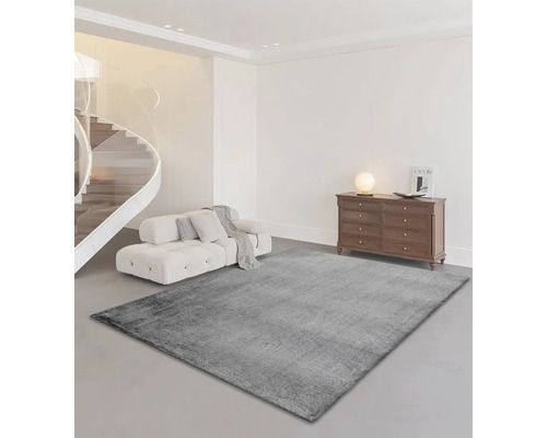 Wohnzimmer mit grauer Teppich, Sofa, Treppe und Kommode