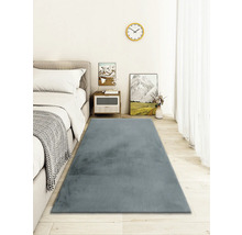 Schlafzimmer mit Bett, Nachttisch und grauem Teppich
