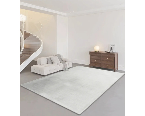 Wohnzimmer mit Sofa, Kommode und Teppich