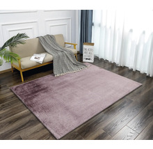 Wohnzimmer mit Sofa und gemustertem Teppich