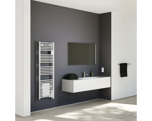 Modernes Badezimmer mit Handtuchwärmer, Waschbeckenunterschrank und Spiegel