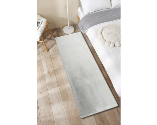 Teppich im Schlafzimmer mit Bett, Stuhl und Stehlampe