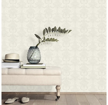 Szene mit gemusterter Tapete, Bank, Dekoration und Accessoires