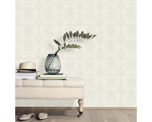 Szene mit gemusterter Tapete, Bank, Dekoration und Accessoires