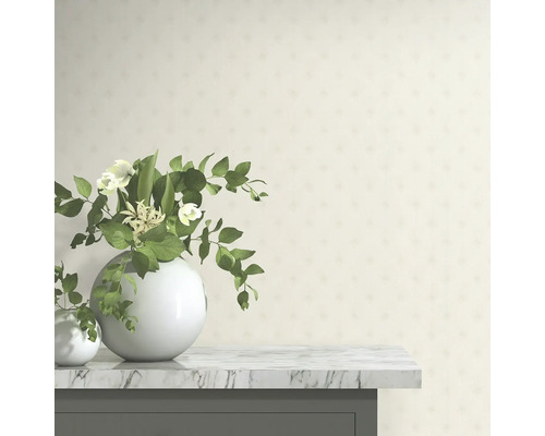 Dekorative Tapete mit Blumen in Vasen auf einem Tisch mit Marmorplatte