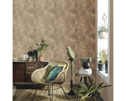 Wohnzimmer mit gemusterter Tapete, Rattan Stuhl und Dekoration