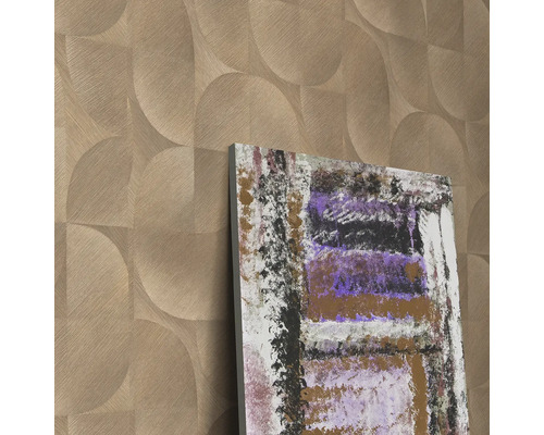 Nahaufnahme einer gemusterten Wand mit einem abstrakten Kunstwerk