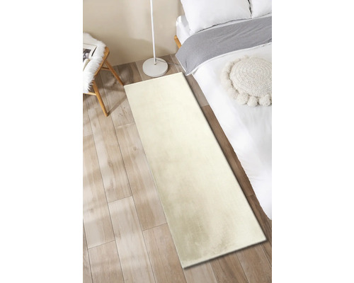 Langflor Teppich im Schlafzimmer neben dem Bett