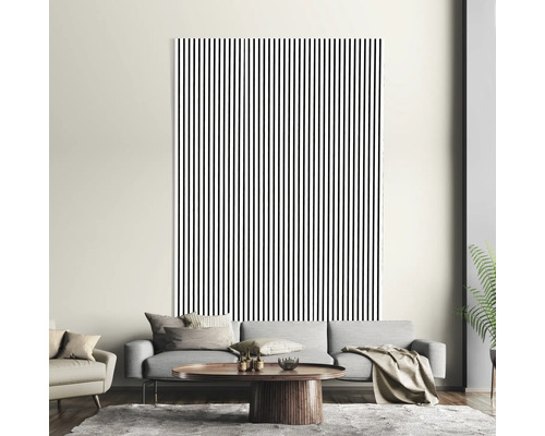 Wohnzimmer mit Sofa, Couchtisch und Wandgestaltung mit Streifenmuster.