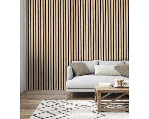 Wohnzimmer mit Holzpaneelwand, Sofa, Teppich und Couchtisch