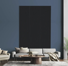 Wohnzimmer mit grauer Couch, Tisch und schwarzer Wandpaneele