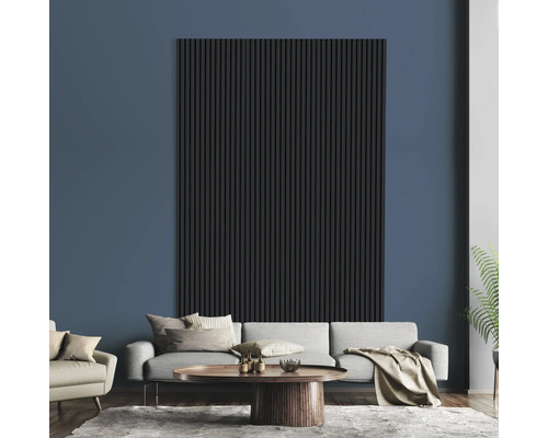 Wohnzimmer mit grauer Couch, Tisch und schwarzer Wandpaneele