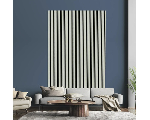 Wohnzimmer mit Wandpaneelen im Streifendesign hinter einem grauen Sofa