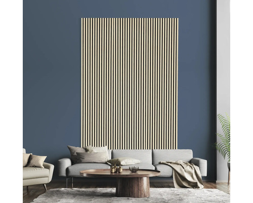 Wohnzimmer mit Akustikpaneelwand, Sofa und Couchtisch