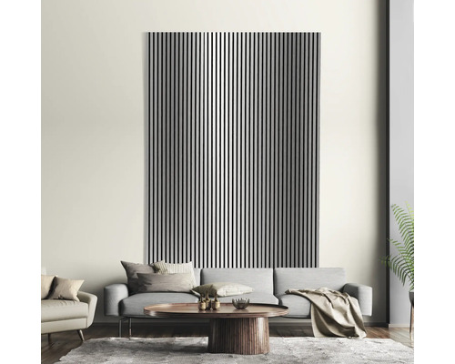 Wohnzimmer mit geriffelter Wandpaneele hinter einem Sofa