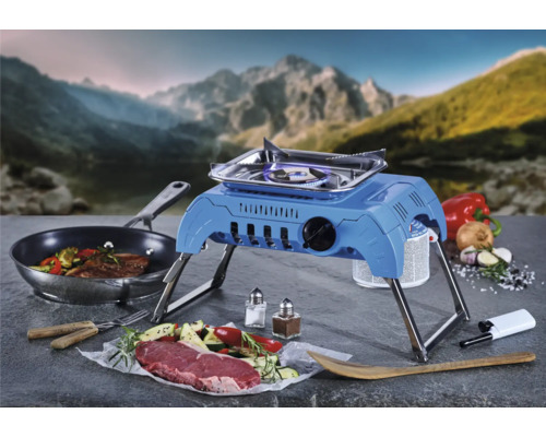 Blauer Gaskocher mit Bratpfanne und Zutaten für die Essenszubereitung im Freien