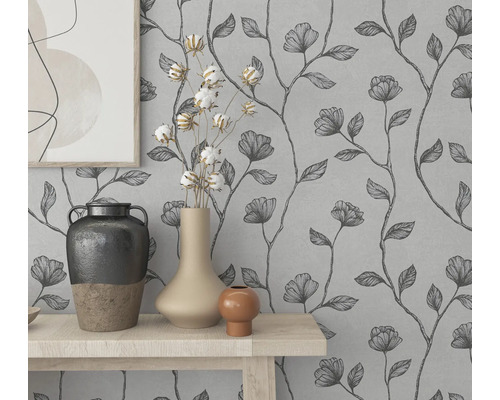 Wandgestaltung mit Blumentapete und dekorativen Vasen auf einem Tisch.