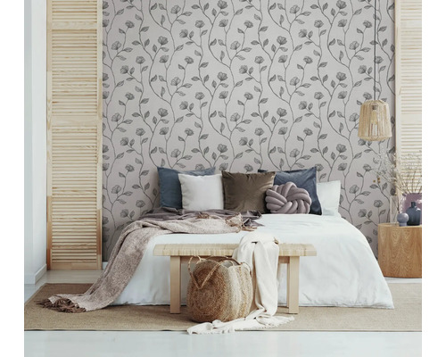 Schlafzimmer mit floral gemusterter Tapete, Bett und Holzelementen für eine natürliche und ruhige Atmosphäre