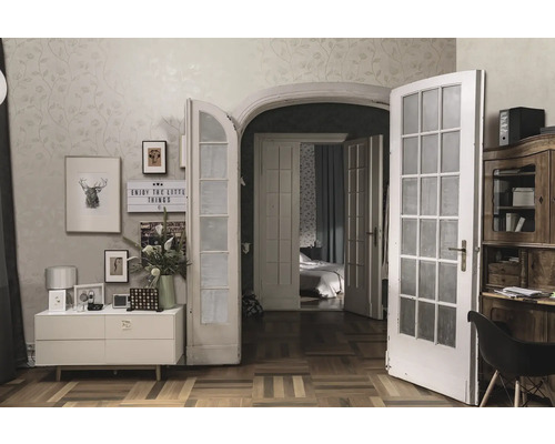 Wohnraum mit Kommode, Dekoration und Doppeltür