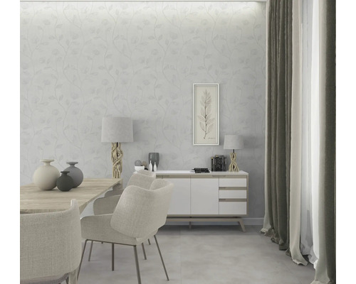 Esszimmer mit floraler Tapete, Esstisch, Stühlen und Sideboard