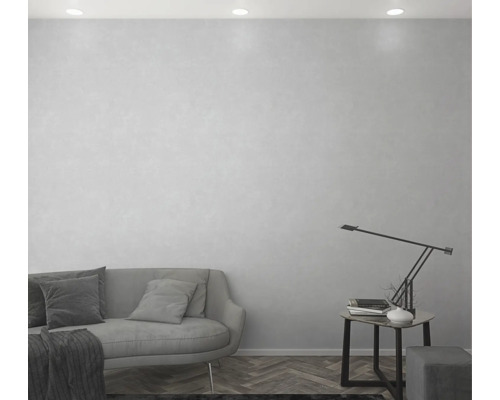 Wohnzimmer mit Couch, Tischlampe und Dekoration