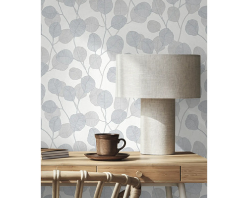 Szene mit blauen Blättertapeten, Tischlampe und Schreibtisch