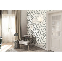 Wohnzimmer mit Blättertapete, Sessel und Tür