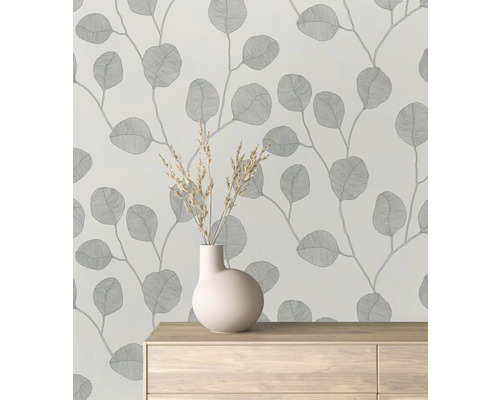 Tapete mit Blattmuster in einem Raum mit Vase auf Kommode.