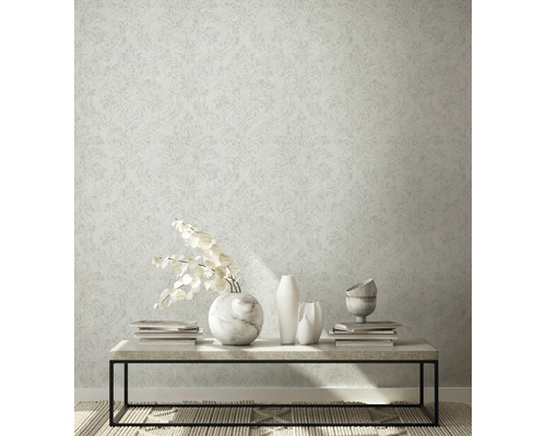 Szene mit gemusterter Tapete, Tisch, Vasen und Dekoration für ein helles und organisiertes Ambiente.