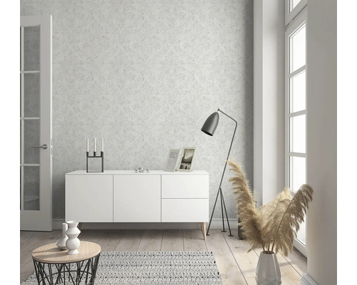 Heller Wohnraum mit gemusterter Tapete, Sideboard, Stehlampe und Dekoration