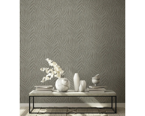 Zimmer mit Tapete mit Tiermuster und Dekoration auf einem Tisch