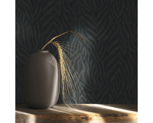 Tapete mit Zebrastreifenmuster, Vase und Weizenähre auf einem Tisch