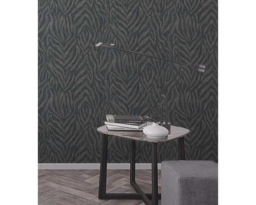 Szene mit einer gemusterten Tapete, einem Tisch und einer Lampe