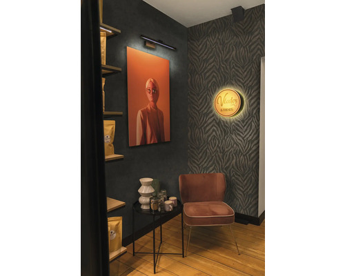 Dekorativer Innenraum mit Gemälde, Lampe, Regal, Beistelltisch und Stuhl