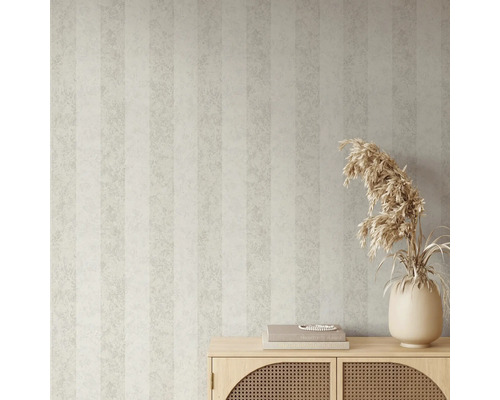 Raumszene mit gestreifter Tapete und Holzkommode