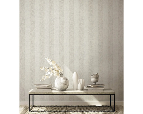 Heller Raum mit gestreifter Tapete, Tisch, Vasen und Dekoration für Wohnraumgestaltung