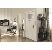 Eingangsbereich mit Garderobe, Schreibtisch und Innentür in einem Haus.