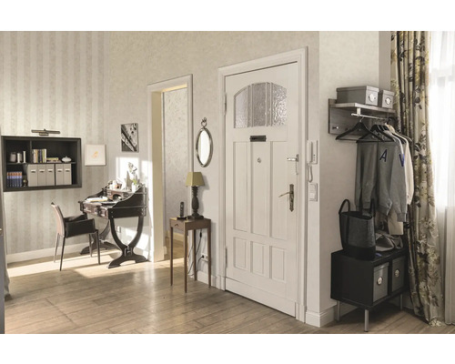 Eingangsbereich mit Garderobe, Schreibtisch und Innentür in einem Haus.