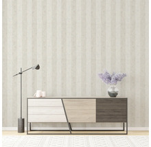Heller Raum mit gestreifter Tapete, Sideboard, Stehlampe und Blumenvase