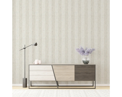 Heller Raum mit gestreifter Tapete, Sideboard, Stehlampe und Blumenvase