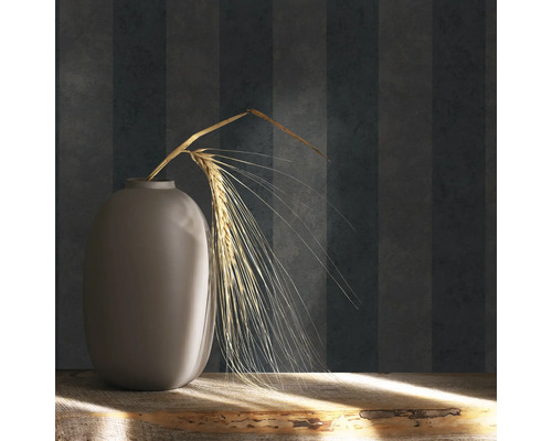 Dekorative Vase mit Getreideähre auf einem Holztisch vor gestreifter Tapete