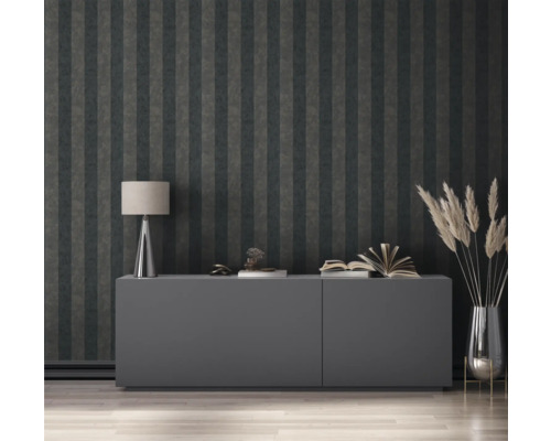 Wohnzimmer mit gestreifter Tapete, Kommode, Lampe und Dekoration