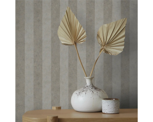 Dekorative Tapete mit Streifenmuster und Tischdekoration mit Trockenblumen in Vase