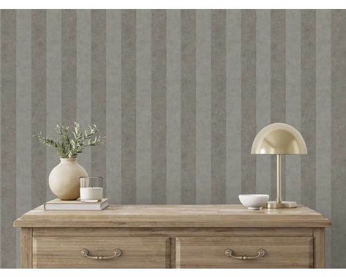 Dekorative Tapete mit Streifenmuster an einer Schlafzimmerwand